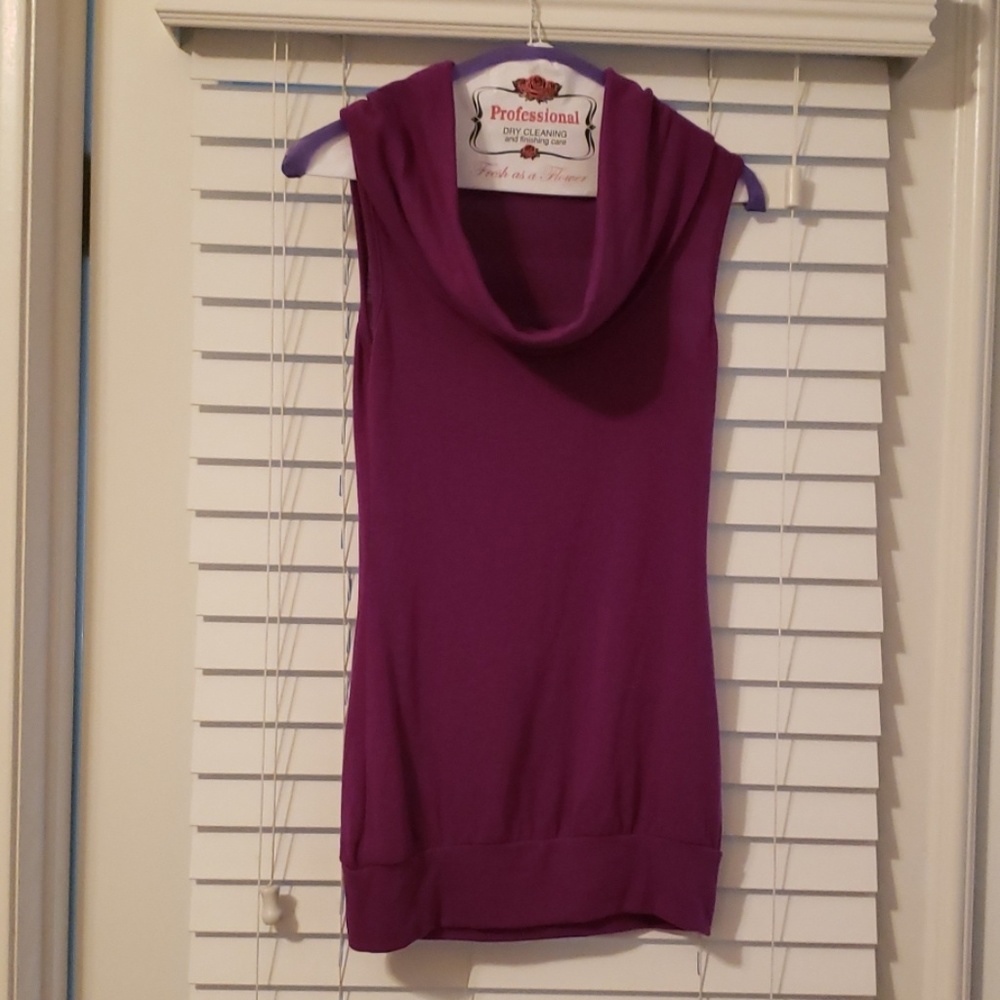 Xi  Sleeveless turtleneck